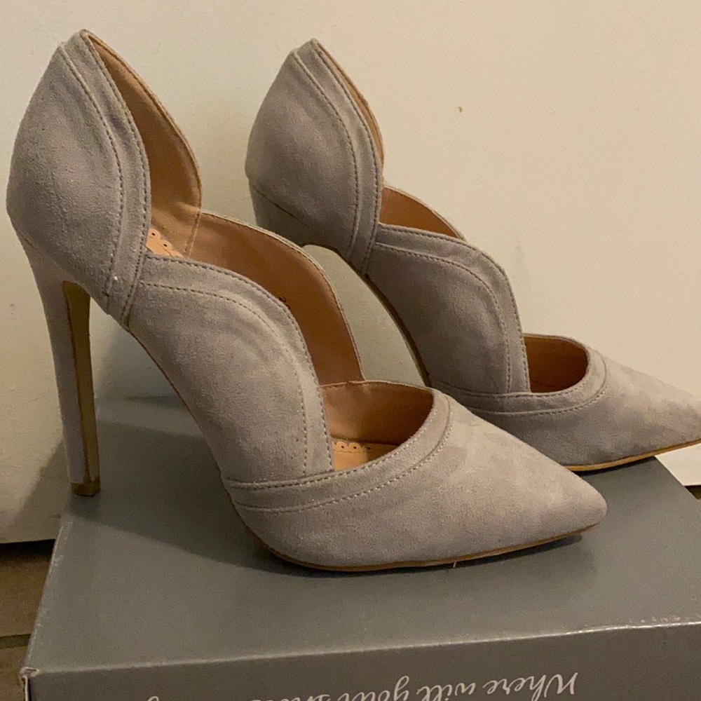 Grey pumps!